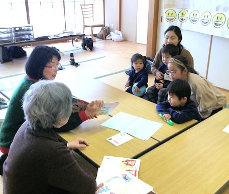 読み聞かせに夢中