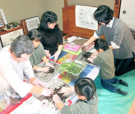 真剣に苔玉作りに挑戦