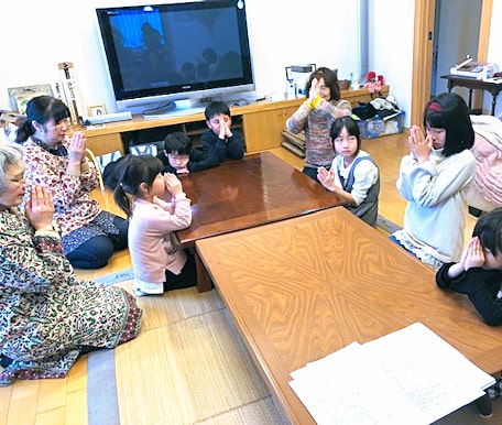 お祈りから始まります